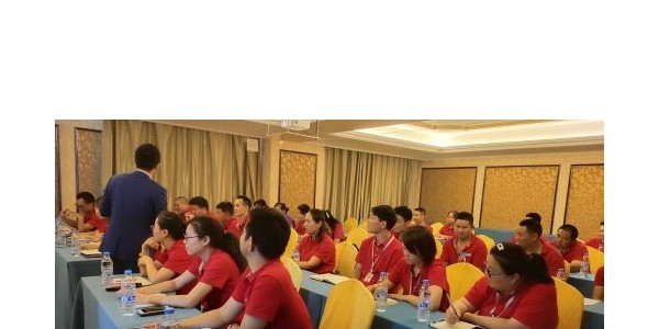 公司進(jìn)行團(tuán)隊向心力培訓(xùn)3