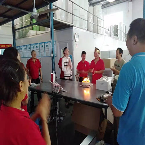 公司為員工慶生二