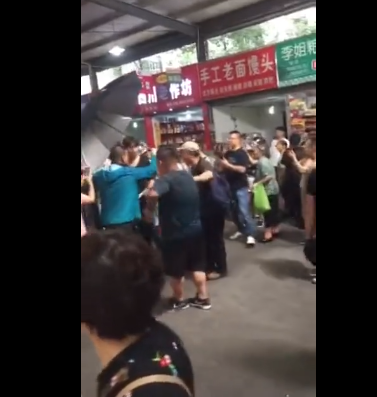 言承旭拍片被圍觀一