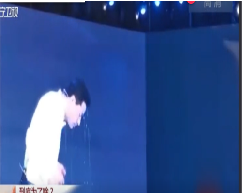 李彥宏被水潑二