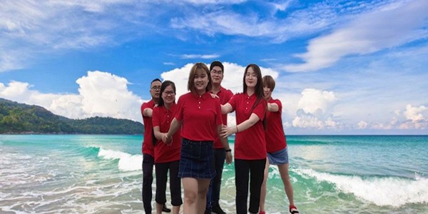 市場(chǎng)部員工漫步沙灘