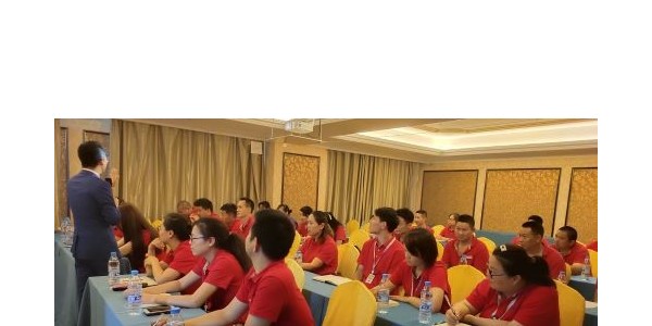 公司進(jìn)行團(tuán)隊向心力培訓(xùn)